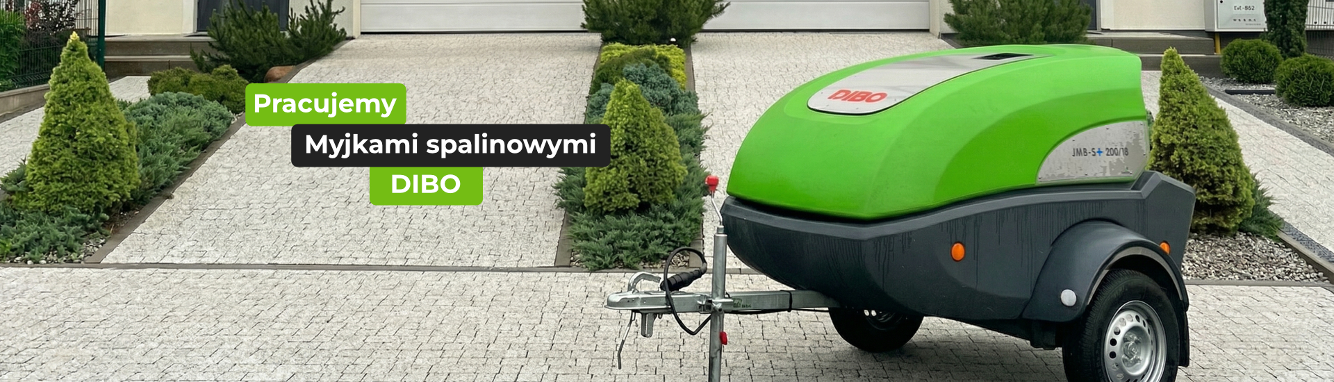 Myjka spalinowa DIBO na podjeździe z kostki brukowej – profesjonalny sprzęt czyszczący.