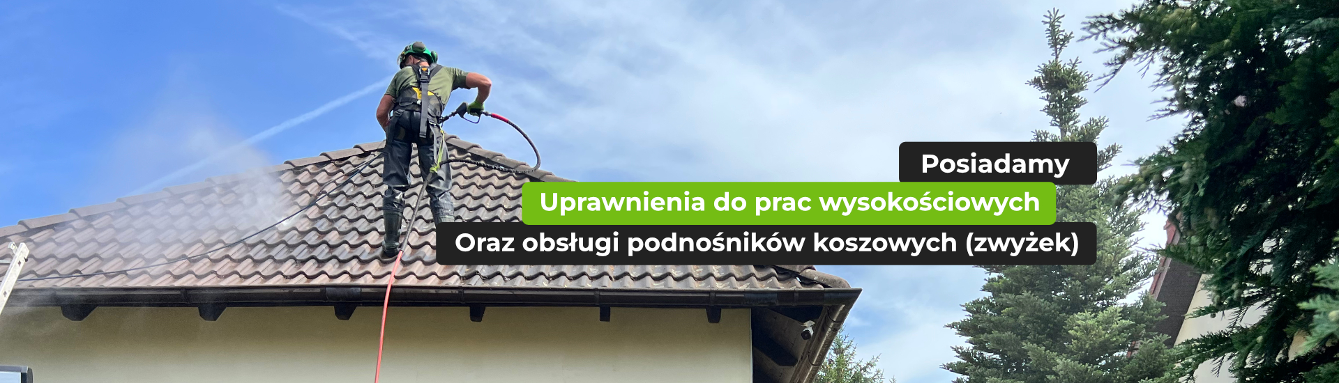 Pracownik w uprzęży wykonuje czyszczenie dachu domku jednorodzinnego.
