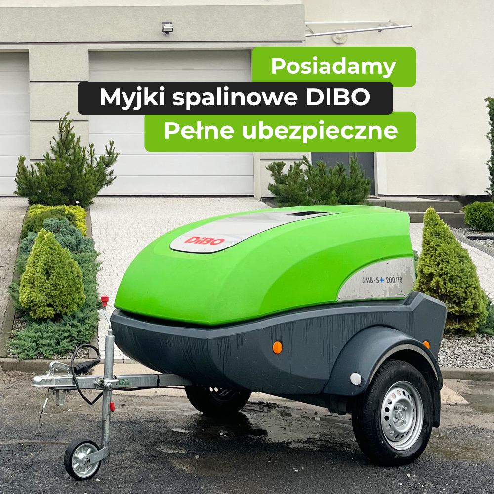 Zielona, profesjonalna myjka spalinowa DIBO zamontowana na jednoosiowej przyczepie, zaparkowana na podjeździe.